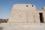 Temple de Medinet Habu. La paret principal de 22 m d'altura està decorada amb escenes del faraó castigant presoners.