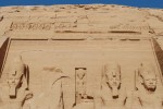 Abu Simbel. Degut a un terratrèmol va caure una de les 4 estàtues de Ramsés II.