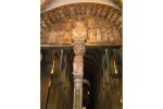 Columna d'una de les portes de la Catedral de Santiago de Compostela on la gent fa cua per fer-hi un estrany ritual...