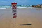 Els socorristes, que constantment utilitzen altaveus, alerten molt de les zones on no es pot surfejar o banyar-se pel perill de les roques.