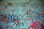 Mur dins de la casa de Romeo i Julieta on milers d'enamorats han plasmat el seu nom