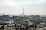 Una altra vista de París amb la teulada del museu del Louvre i la Tour Eiffel al fons