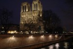 Arriba la nit i m'entretinc a fer unes quantes fotos de la ciutat de la llum. Aquesta és de Notre Dame.