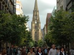 Zona comercial amb la catedral del Buen Pastor de Donostia al fons