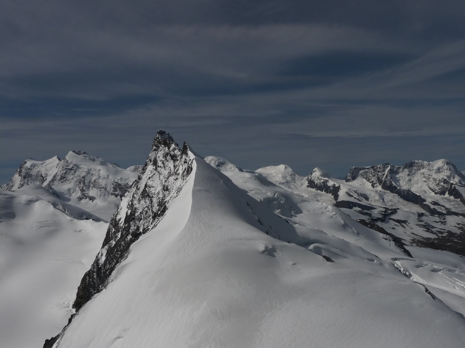 Esquerra: Nordend i Dufourspitze. Primer pla Rimpfishhorn. Dreta: Lyskamms, Castor, Pollux i Breithorns.