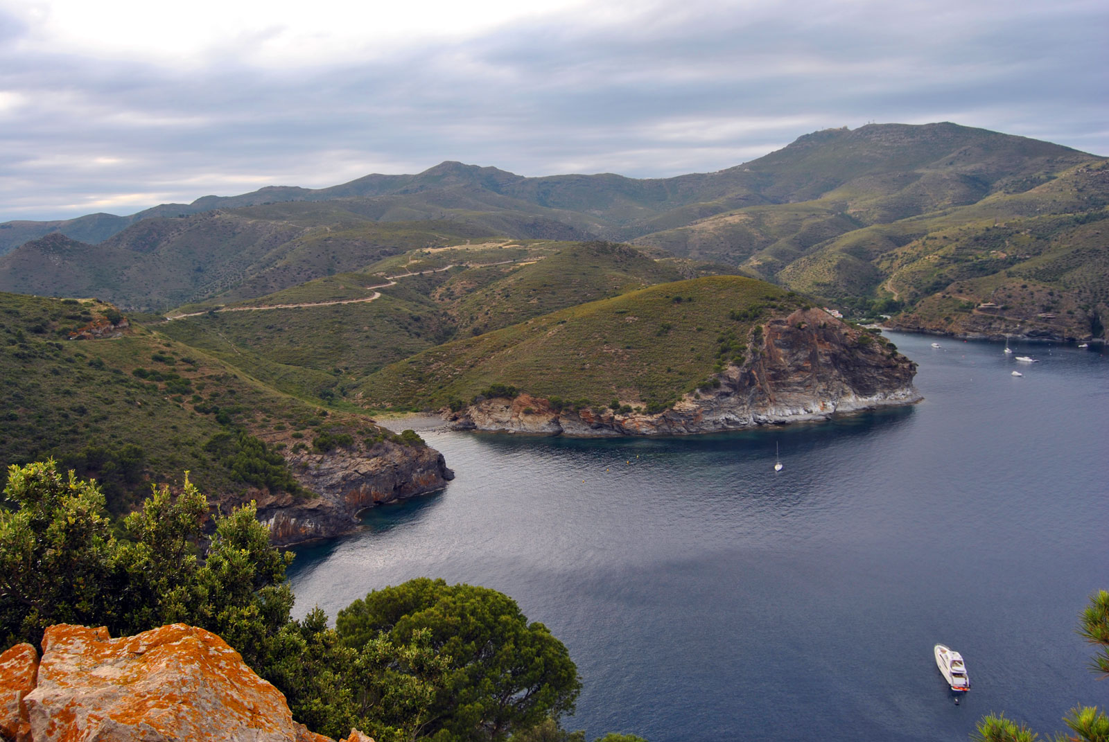 Cala Canadell a l'esquerra i Cala Jòncols a la dreta.